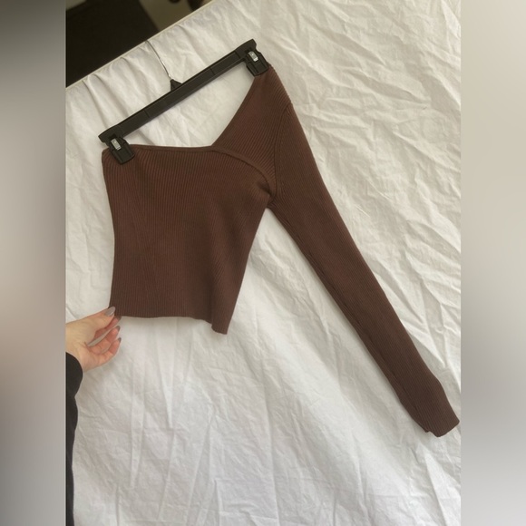 Abercrombie and Fitch One Shoulder Ribbed Knit
Long Sleeve Top Size Medium - Picture 2 of 7